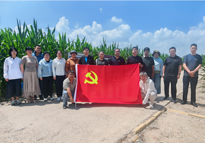 凝心聚力守护黑土地 党建协同赋能粮食安全——农业中心科研党支部与省农科院齐齐哈尔分院开展联学共建活动